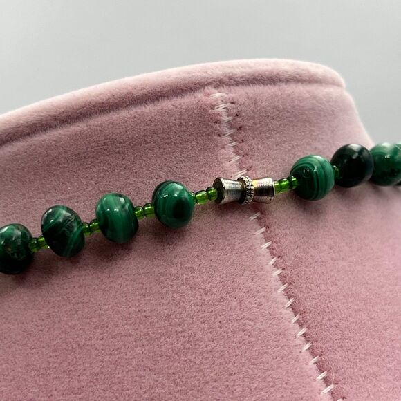 Vibrant Green malachite gemstone Necklace with Intricate Design - Picture 8 of 8